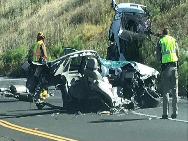 விபத்தில் இரண்டு துண்டான காரிலிருந்து ஓட்டுநர் உயிர்பிழைத்த அதிசயம்..! விபத்தில் இரண்டு துண்டான காரிலிருந்து ஓட்டுநர் உயிர்பிழைத்த அதிசயம்..!