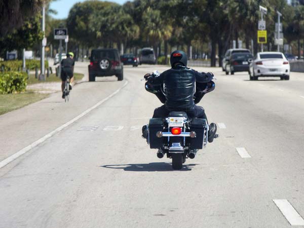 சாதாரண ஹெல்மெட்டை ஸ்மார்ட் ஹெல்மெட் ஆக மாற்றும் சாதனம்..! சாதாரண ஹெல்மெட்டை ஸ்மார்ட் ஹெல்மெட் ஆக மாற்றும் சாதனம்..!