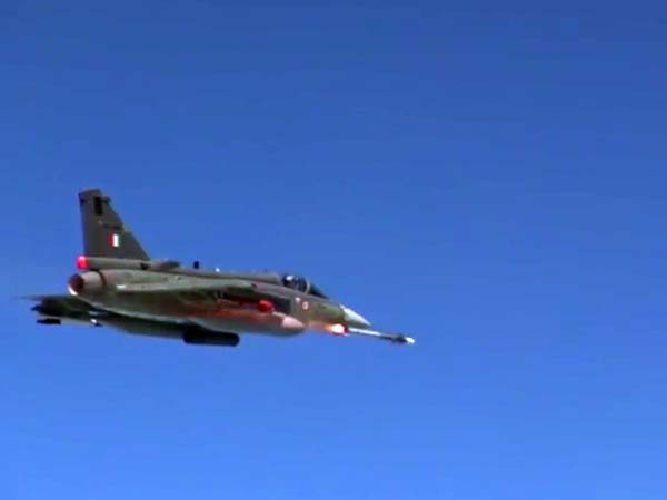 வான் இலக்கை துல்லியமாக அடித்து உலகையே திரும்பி பார்க்க வைத்த தேஜஸ்!