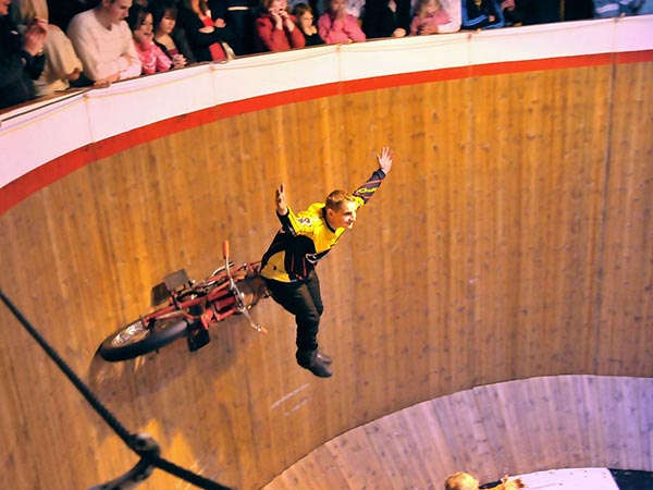 “எல்லாம் ஒரு சான் வயித்துக்காக” - உயிரை விட்ட பைக் ரைடர்..! “எல்லாம் ஒரு சான் வயித்துக்காக” - உயிரை விட்ட பைக் ரைடர்..!