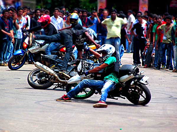 வைரல் வீடியோவால் புகழின் உச்சியில் பெண் பைக் ஸ்டண்ட் ரைடர்.! வைரல் வீடியோவால் புகழின் உச்சியில் பெண் பைக் ஸ்டண்ட் ரைடர்.!