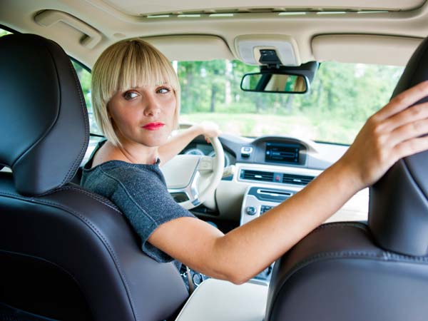 கார் ரிவர்ஸ் எடுக்கும்போது ஜாக்கிரதை! 