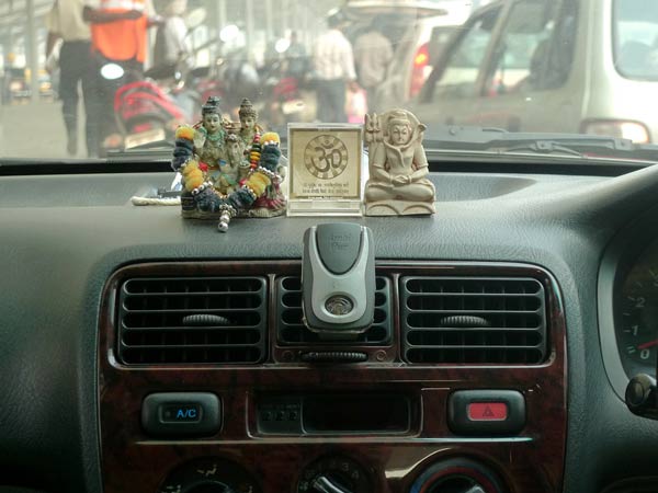 மத அடையாளங்களை கார்களில் பயன்படுத்த திடீர் தடை..!