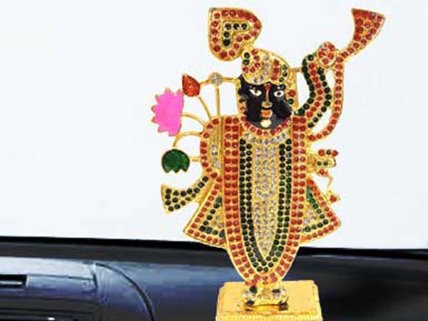 மத அடையாளங்களை கார்களில் பயன்படுத்த திடீர் தடை..!