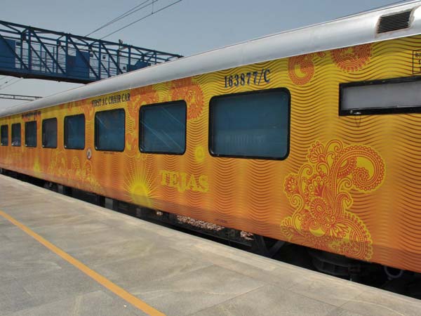 பயணிகளிடம் சிக்கி சின்னா பின்னமான தேஜஸ் எக்ஸ்பிரஸ்! 