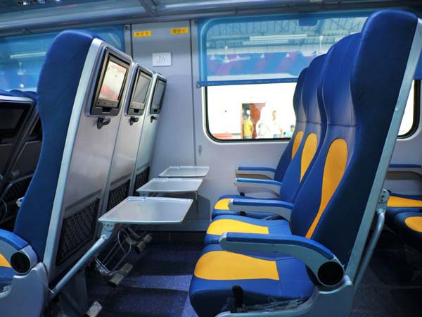 பயணிகளிடம் சிக்கி சின்னா பின்னமான தேஜஸ் எக்ஸ்பிரஸ்! 