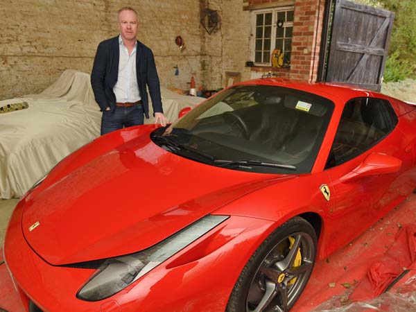 ரூ. 1.2 கோடி விலையுள்ள காரை பதம் பார்த்த சாலை பள்ளம்..!! ரூ. 1.2 கோடி விலையுள்ள காரை பதம் பார்த்த சாலை பள்ளம்..!!