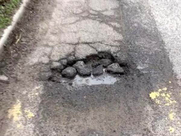 ரூ. 1.2 கோடி விலையுள்ள காரை பதம் பார்த்த சாலை பள்ளம்..!! ரூ. 1.2 கோடி விலையுள்ள காரை பதம் பார்த்த சாலை பள்ளம்..!!