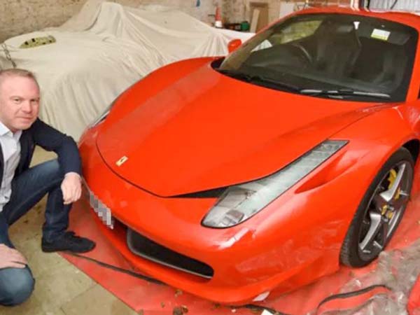 ரூ. 1.2 கோடி விலையுள்ள காரை பதம் பார்த்த சாலை பள்ளம்..!! ரூ. 1.2 கோடி விலையுள்ள காரை பதம் பார்த்த சாலை பள்ளம்..!!