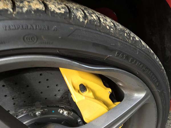 ரூ. 1.2 கோடி விலையுள்ள காரை பதம் பார்த்த சாலை பள்ளம்..!! ரூ. 1.2 கோடி விலையுள்ள காரை பதம் பார்த்த சாலை பள்ளம்..!!