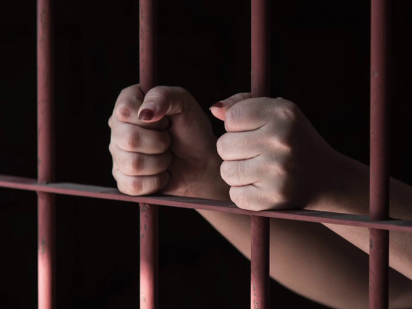 சப்-இன்ஸ்பெக்டரை காலால் எட்டி மிதித்த இளம்பெண்..! சப்-இன்ஸ்பெக்டரை காலால் எட்டி மிதித்த இளம்பெண்..!