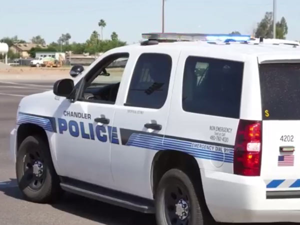 கார் டிக்கியில் குழந்தைகளை பூட்டிவிட்டு ஷாப்பிங் சென்ற தாய்..!! கார் டிக்கியில் குழந்தைகளை பூட்டிவிட்டு ஷாப்பிங் சென்ற தாய்..!!