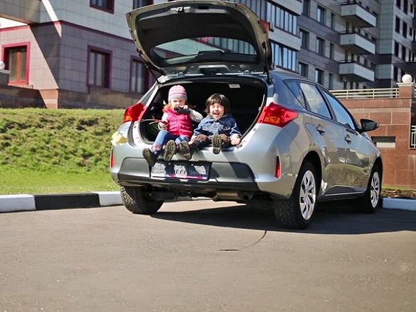 கார் டிக்கியில் குழந்தைகளை பூட்டிவிட்டு ஷாப்பிங் சென்ற தாய்..!! கார் டிக்கியில் குழந்தைகளை பூட்டிவிட்டு ஷாப்பிங் சென்ற தாய்..!!