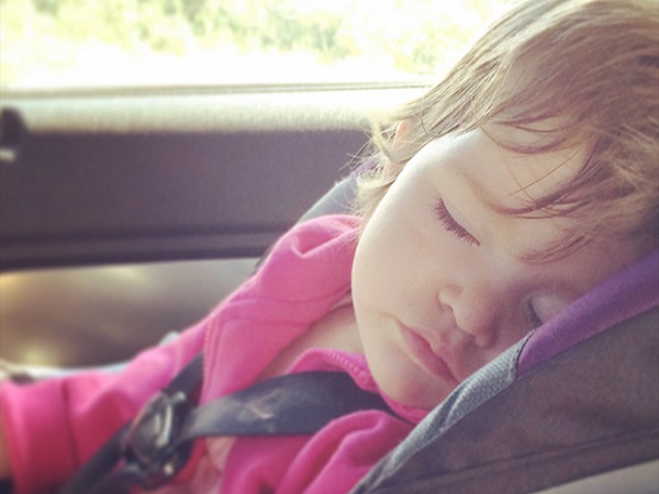 கார் டிக்கியில் குழந்தைகளை பூட்டிவிட்டு ஷாப்பிங் சென்ற தாய்..!! கார் டிக்கியில் குழந்தைகளை பூட்டிவிட்டு ஷாப்பிங் சென்ற தாய்..!!