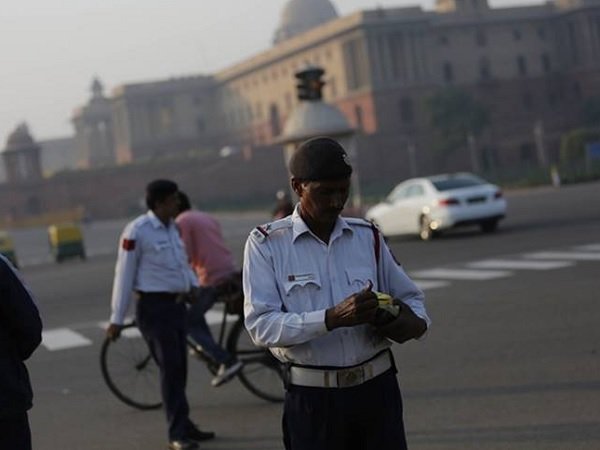 போக்குவரத்து காவல்துறையினரின் அடாவடிக்கு பலியான பெண்..!! போக்குவரத்து காவல்துறையினரின் அடாவடிக்கு பலியான பெண்..!!