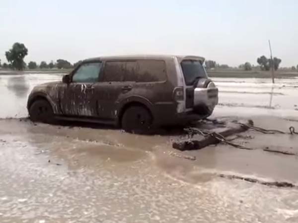 டிராக்டராக மாறி நிலத்தை உழுத மிட்சுபிஷி மான்டிரோ!!