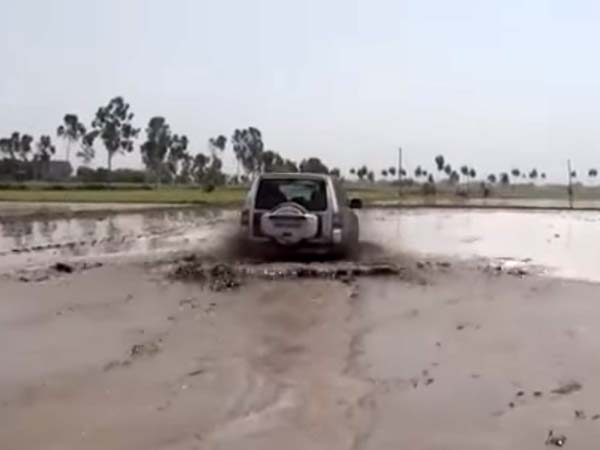 டிராக்டராக மாறி நிலத்தை உழுத மிட்சுபிஷி மான்டிரோ!!