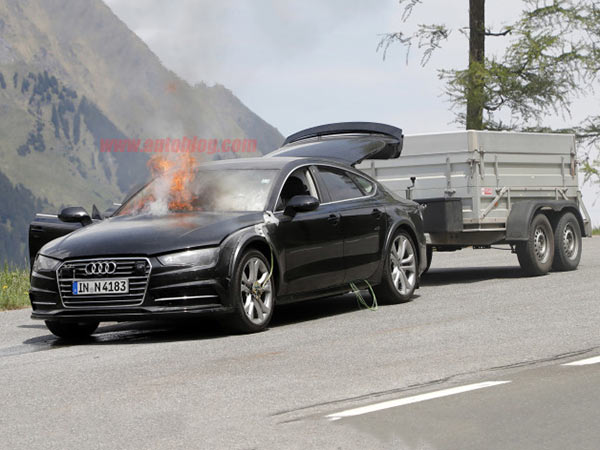 சென்னை சில்க்ஸ் கட்டடம் போல எரிந்த புதிய ஆடி ஏ7 கார்..!!