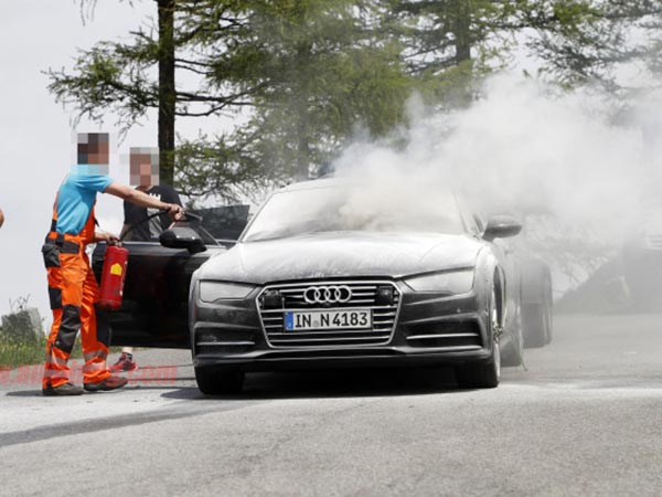 சென்னை சில்க்ஸ் கட்டடம் போல எரிந்த புதிய ஆடி ஏ7 கார்..!!