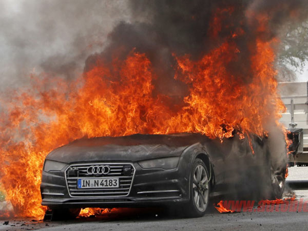 சென்னை சில்க்ஸ் கட்டடம் போல எரிந்த புதிய ஆடி ஏ7 கார்..!!