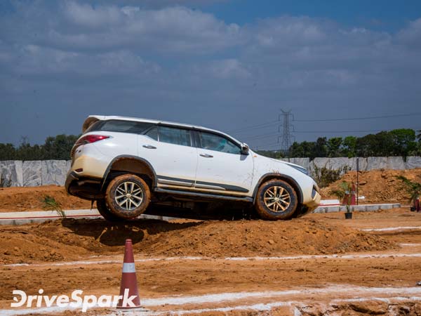 டொயோட்டா ஃபார்ச்சூனர் காரின் விலை அதிரடியாக குறைப்பு..!!