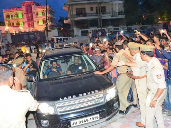 மாருதி சர்வீஸ் சென்டருக்கு போன டோணியின் லேண்ட்ரோவர்... ஏன் தெரியுமா?