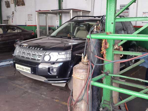 மாருதி சர்வீஸ் சென்டருக்கு போன டோணியின் லேண்ட்ரோவர்... ஏன் தெரியுமா?