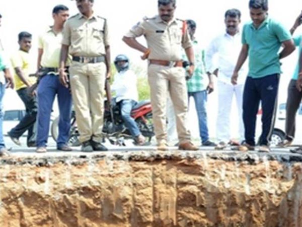 தேசிய நெடுஞ்சாலையையில் திடீரென பள்ளம் தோண்டிய கிராமத்தினர்..!! தேசிய நெடுஞ்சாலையையில் திடீரென பள்ளம் தோண்டிய கிராமத்தினர்..!!