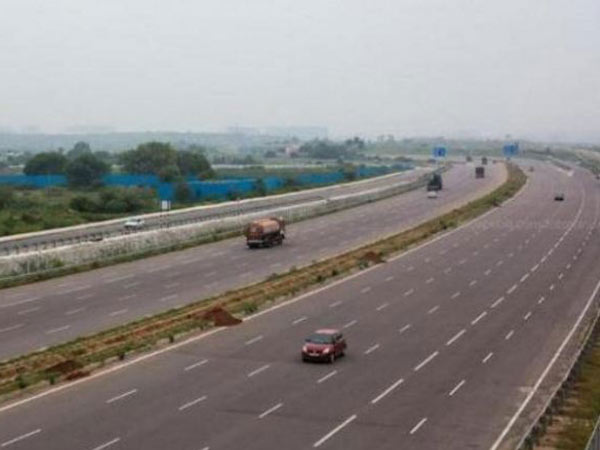 தேசிய நெடுஞ்சாலையையில் திடீரென பள்ளம் தோண்டிய கிராமத்தினர்..!! தேசிய நெடுஞ்சாலையையில் திடீரென பள்ளம் தோண்டிய கிராமத்தினர்..!!