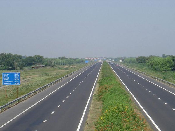 தேசிய நெடுஞ்சாலையையில் திடீரென பள்ளம் தோண்டிய கிராமத்தினர்..!! தேசிய நெடுஞ்சாலையையில் திடீரென பள்ளம் தோண்டிய கிராமத்தினர்..!!