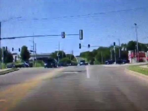 போக்குவரத்து சிக்னலில் திடீரென உருவான சூப்பர் ஹீரோ..!! போக்குவரத்து சிக்னலில் திடீரென உருவான சூப்பர் ஹீரோ..!!