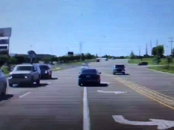 போக்குவரத்து சிக்னலில் திடீரென உருவான சூப்பர் ஹீரோ..!! போக்குவரத்து சிக்னலில் திடீரென உருவான சூப்பர் ஹீரோ..!!