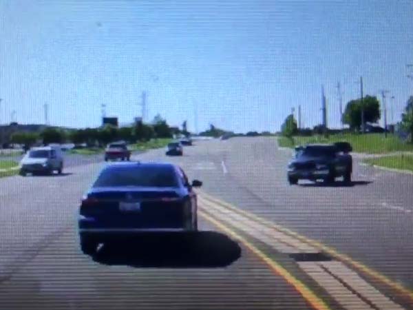 போக்குவரத்து சிக்னலில் திடீரென உருவான சூப்பர் ஹீரோ..!! போக்குவரத்து சிக்னலில் திடீரென உருவான சூப்பர் ஹீரோ..!!