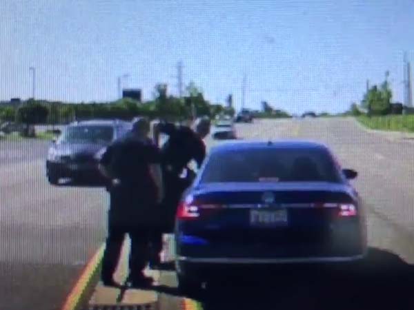 போக்குவரத்து சிக்னலில் திடீரென உருவான சூப்பர் ஹீரோ..!! போக்குவரத்து சிக்னலில் திடீரென உருவான சூப்பர் ஹீரோ..!!