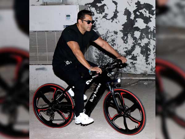 நடிகர் சல்மான் கானை வருத்தெடுக்கும் டிவிட்டர்வாசிகள்: காரணம் இது தான்! நடிகர் சல்மான் கானை வருத்தெடுக்கும் டிவிட்டர்வாசிகள்: காரணம் இது தான்!