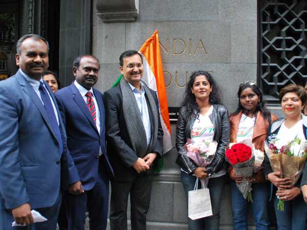 கோவை டு லண்டன் சாகசப் பயணத்தை அசால்ட்டாக முடித்த கோவை பெண்மணிகள்!