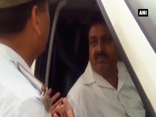 நோ என்ட்ரியில் செல்ல தடை விதித்த காவலருக்கு எம்.எல்.ஏ அறை..!