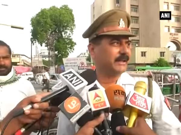 நோ என்ட்ரியில் செல்ல தடை விதித்த காவலருக்கு எம்.எல்.ஏ அறை..!