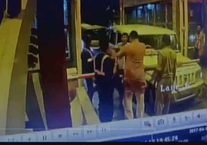 நோ என்ட்ரியில் செல்ல தடை விதித்த காவலருக்கு எம்.எல்.ஏ அறை..!