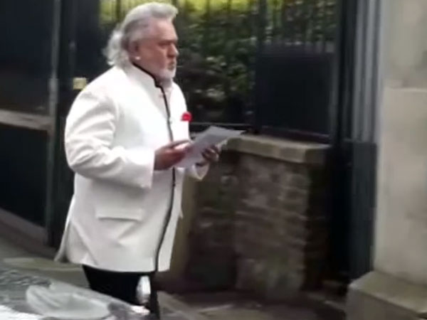 விராத் கோஹ்லி நிகழ்ச்சிக்கு மேபக் சொகுசு காரில் வந்திறங்கிய விஜய் மல்லையா!