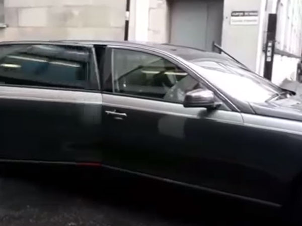 விராத் கோஹ்லி நிகழ்ச்சிக்கு மேபக் சொகுசு காரில் வந்திறங்கிய விஜய் மல்லையா!