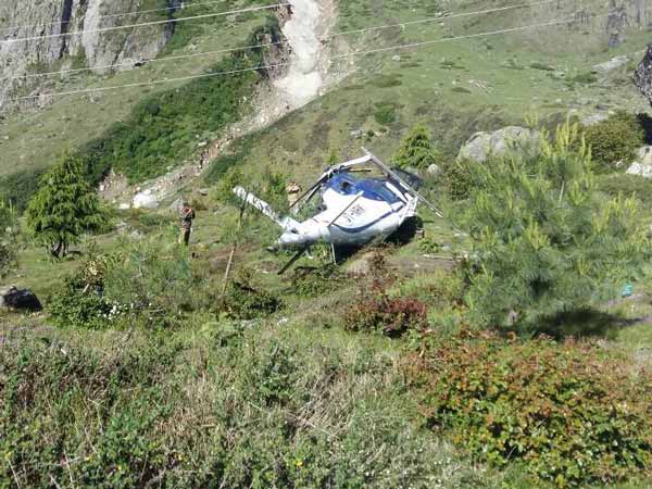 றெக்கையில் சிக்கி மரணமடைந்த ஹெலிகாப்டரின் பொறியாளர்..!!