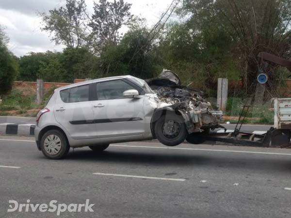  விபத்தில் சிக்கி மிக மோசமாக சேதமடைந்த மாருதி ஸ்விஃப்ட் கார்!