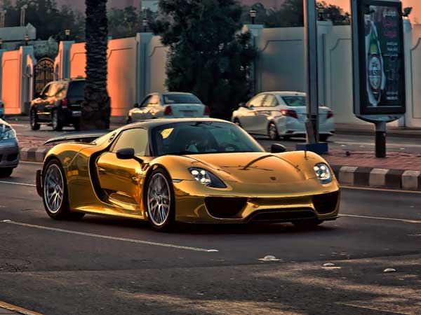 தங்க முலாம் பூசிய பிரபல நடிகரின் புகாட்டி வெய்ரோன் கார்..!!