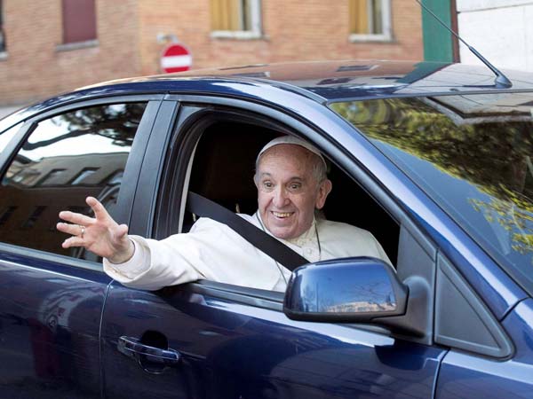 மின்சார காரை பரிசாக பெற்ற போப் ஃபிரான்சிஸ்..!!