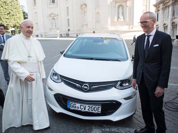 மின்சார காரை பரிசாக பெற்ற போப் ஃபிரான்சிஸ்..!!