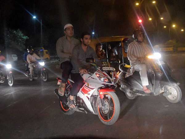 ’ஹெல்மெட்’ அணியாத ரைடருக்கு விசித்தரமான ஒரு அபராதம்..!!