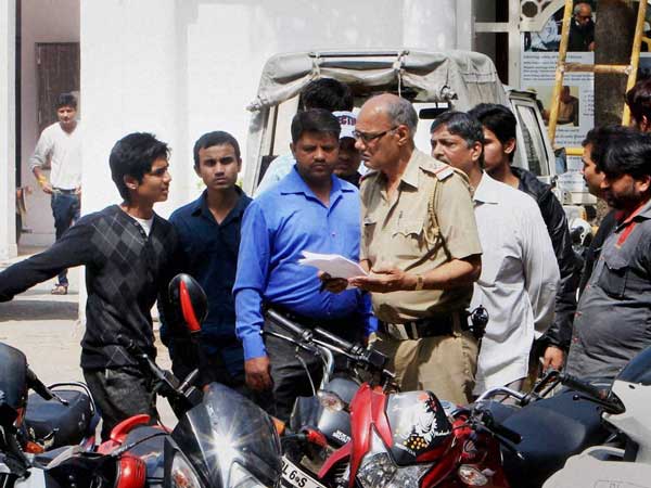 ’ஹெல்மெட்’ அணியாத ரைடருக்கு விசித்தரமான ஒரு அபராதம்..!!