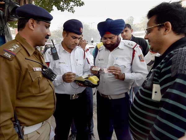 ’ஹெல்மெட்’ அணியாத ரைடருக்கு விசித்தரமான ஒரு அபராதம்..!!