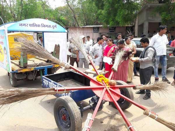 பாகுபலி டிசைனில் குப்பை அள்ளும் வாகனம்..!!